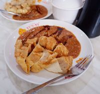 Gurih Renyah, Batagor Kenyal dengan Siraman Saus Kacang yang Kental