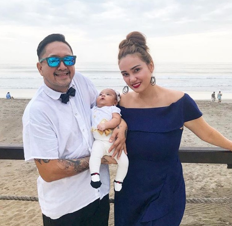 Momen Romantis Feby Febiola dan Suami yang Jarang Terekspos