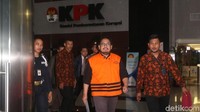 Beginilah ekspresi pengacara Arif Fitrawan saat keluar dari gedung anti rasuah dan mengenakan rompi oranye khas tahanan KPK.