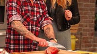 Michael juga pernah masak bersama Chrissy Teigen. Saat itu ia mengajarkan cara mengolah ikan segar untuk Chrissy. Foto: Instagram @michaelchernow