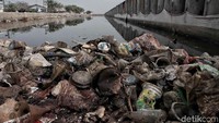 Sampah plastik di kawasan pelabuhan tersebut memang terlihat menumpuk di sejumlah sisi.