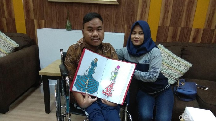 Rahmat Hidayat, designer difabel yang tidak kenal putus asa membagikan karya fenomenalnya. Foto: Aisyah/detikHealth Rahmat Hidayat, designer difabel yang tidak kenal putus asa membagikan karya fenomenalnya. Foto: Aisyah/detikHealth