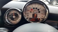 Mobil dalam keadaan mulus dan terawat. Odometernya tercatat sekitar 21 ribuan.