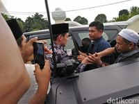 Usai Makamkan Ayah, Zumi Zola Pamit ke Keluarga Kembali ke Rutan KPK