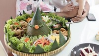 Pesinetron ini sekarang memilih untuk berhijab. Ini potret manis Ryana saat merayakan ulang tahun sang suami dengan tumpeng super lengkap. Foto: Instagram ryana_dea