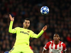 Aksi Sergio Busquets menahan bola. Dean Mouhtaropoulos/Getty Images.