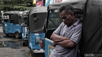 Wajah Lesu Para Sopir Bajaj Antre BBG