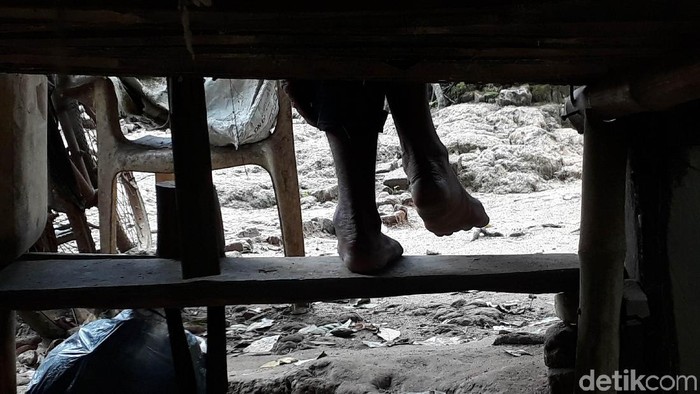 Pak Bunah tinggal di sebuah gubuk reyot di daerah Cilegon, Banten. Kakek 75 tahun itu pun telah puluhan tahun hidup dalam kondisi yang memprihatinkan.