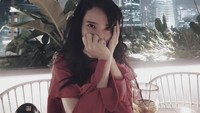 Adila terlihat lagi dinner di restoran rooftop. Posenya malu-malu gini nih. Ia terlihat memilih segelas minuman dingin. Foto: instagram @adilafitri