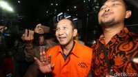 Ia pun tersenyum saat digiring menuju mobil tahanan KPK denfan menggunakan rompi oranye khas tahanan KPK. Inikah yang dinamakan wakil tuhan?