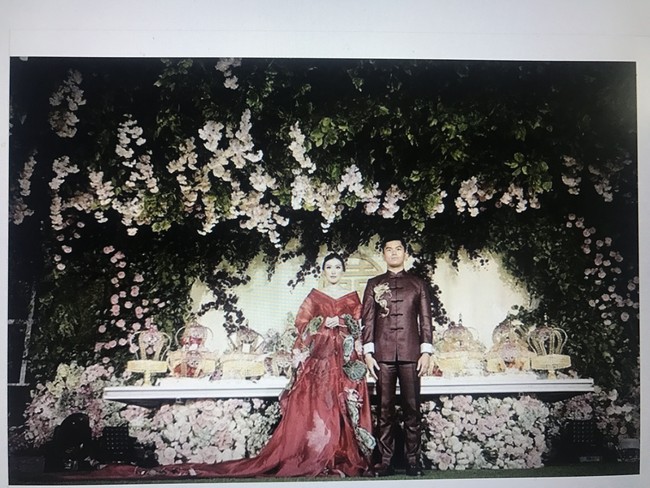 Clarissa dan Jusup tak hanya merayakan pertunangan secara nasional, namun juga adat. Keduanya tampil dengan busana bernuansa merah kali ini. Foto: dok. Screenshot Instagram @MorenoPhotography