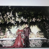 Clarissa dan Jusup tak hanya merayakan pertunangan secara nasional, namun juga adat. Keduanya tampil dengan busana bernuansa merah kali ini. Foto: dok. Screenshot Instagram @MorenoPhotography