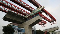 Pembangunan ruas tol Semanan-Sunter dan Sunter-Pulo Gebang menelan anggaran Rp 13,7 triliun, yang dibiayai dari konsorsium 29 bank.