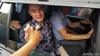 Gubernur Jambi nonaktif Zumi Zola divonis 6 tahun penjara dan denda Rp 500 juta subsider 3 bulan kurungan. Zumi terbukti bersalah menerima gratifikasi serta memberi suap. Hari ini ia bebas bersyarat. (Ferdi-detik)