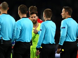 Lionel Messi menyalami wasit usai pertandingan. Dean Mouhtaropoulos/Getty Images.