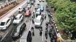Hindari Hujan, Pemotor Parkir Sembarangan di Kolong JPO