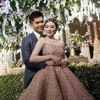 Euforia kemewahan pernikahan pasangan Crazy Rich Surabayan Jusup Maruta Cayadi dan Clarissa sudah dimulai sejak pertunanan mereka pad 22 Juli lalu. Berlangsung di hotel papan atas, Shangri-La Surabaya, hajatan tersebut bahkan menampilkan Raisa sebagai bintang tamu. (Foto: Instagram @jusupclarissawed)
