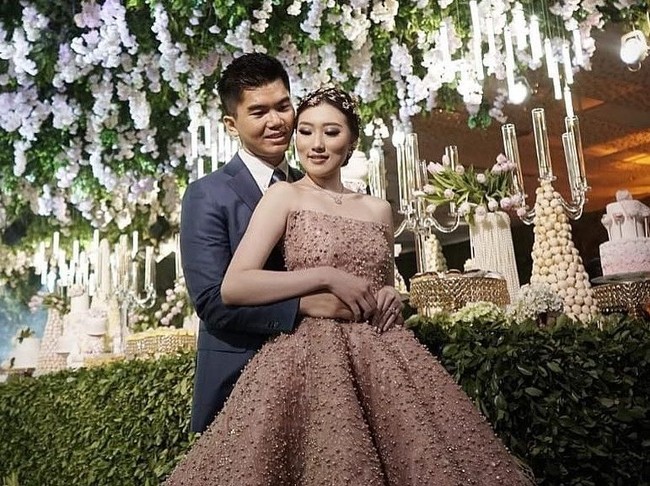 Euforia kemewahan pernikahan pasangan Crazy Rich Surabayan Jusup Maruta Cayadi dan Clarissa sudah dimulai sejak pertunanan mereka pad 22 Juli lalu. Berlangsung di hotel papan atas, Shangri-La Surabaya, hajatan tersebut bahkan menampilkan Raisa sebagai bintang tamu. (Foto: Instagram @jusupclarissawed)