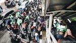 Hindari Hujan, Pemotor Parkir Sembarangan di Kolong JPO