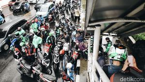 Hindari Hujan, Pemotor Parkir Sembarangan di Kolong JPO