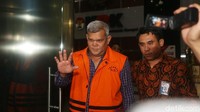 Sementara itu, panitera pengganti PN Jaktim M Ramadhan juga ikut keciduk KPK dan resmi ditetapkan sebagai tersangka penerima suap dan langsung di tahan oleh KPK.