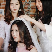 Clarissa yang menyukai warna pink disambut oleh dekorasi warna-warna lembut. Tak lupa, ia memakai aksesori pengantin wanita seperti tiara. Foto: Instagram/ElitePartyDesigner