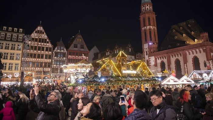 Jelang Natal sebuah pasar di kawasan Frankfurt, Jerman mulai ramai dikunjungi warga. Pasar Natal itu diketahui menjadi yang terbesar dan tertua di Jerman.