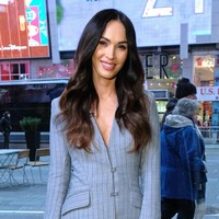 Megan Fox mengaku harus mabuk dulu agar berani menonton Transformers 2 yang dibintanginya. Aku minum segelas champagne supaya bisa menyelesaikan (nonton film) nya, katanya. Foto: Mike Coppola/Getty Images