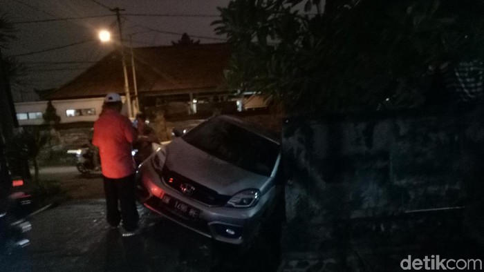 Pemobil Ini Heran 7 Kali Terperosok ke Parit di Denpasar, Kenapa?