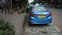 Jalur khusus sepeda dijadikan tempat parkir angkutan umum.