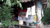 Seorang kakek bernama Hasbunah tinggal di sebuah gubuk reyot di daerah Cilegon, Banten, Kamis (29/11/2018). Kondisinya pun sangat memprihatinkan.