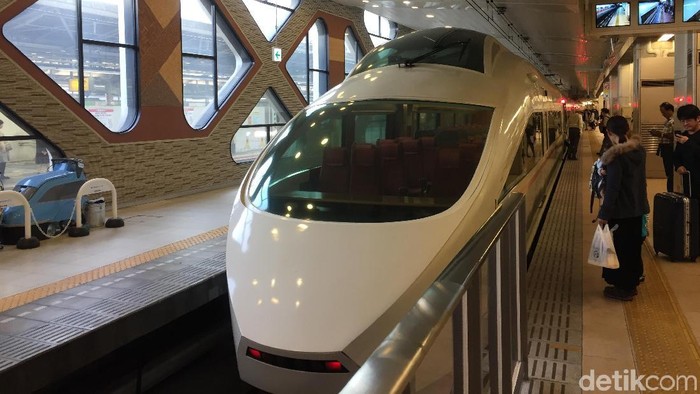 Tak hanya handal dalam transportasi kereta penumpang, Jepang juga punya kereta wisata raksasa yang ukurannya lebih besar dari Shinkansen.