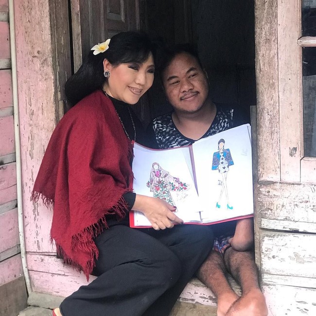 Anne Avantie punya alasan tersendiri rela menempuh perjalanan jauh, termasuk hujan-hujanan naik ojek, untuk menemui Rahmat Hidayat. Kepandaian dan senjatanya menggunakan sosmed dengan baik dan bisa menyampaikannya dengan baik dengan karakter yang baik walaupun dia tidak bisa membaca dan menulis, awalnya tidak sekolah, tapi anak ini menanggapi apa yang ada di pikirannya dan mencari cara bisa melakukan. Ini hal yang kami geluti. Itu mengapa saya memberi apresiasi karena ini memang menjadi tugas di sekolah kami (Yayasan Bina Bunda) juga, kata Anne di acara CNN Indonesia Good Morning. Foto: Instagram