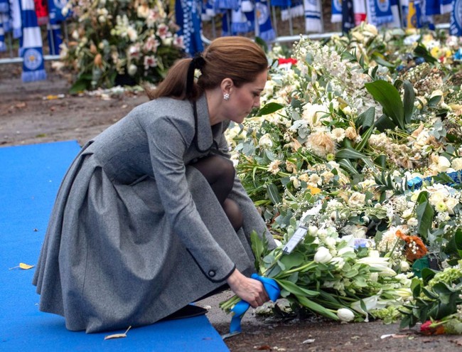 Kunjungan tersebut turut diisi dengan peletakkan karangan bunga untuk mengenang para korban. Ikut berkabung atas tragedi tersebut, Kate memilih gaun bersiluet coat dalam nuansa gelap. Foto: Getty Images