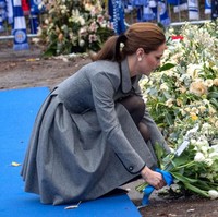 Kunjungan tersebut turut diisi dengan peletakkan karangan bunga untuk mengenang para korban. Ikut berkabung atas tragedi tersebut, Kate memilih gaun bersiluet coat dalam nuansa gelap. Foto: Getty Images