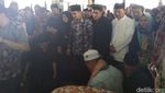 Momen Haru Zumi Zola Menangis Saat Gali Makam Ayahnya