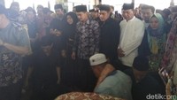Sebelum dikebumikan, jenazah mantan Gubernur Jambi dua periode itu terlebih dahulu disalatkan di Masjid Nurdin Hasasah di Kawasan Simpang IV Sipin. (Ferdi-detik)