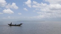 Warga Pulau Ghoramara sedang melaut mencari ikan tangkapan di sekitar pulau.