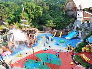 Berenang Sambil Jelajahi 7 Keajaiban Dunia di Safari Water World