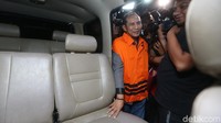 Iswahyu hanya terdiam saat keluar dengan rompi oranye khas tahanan KPK saat ditanya wartawan terkait perkara yang menjeratnya.