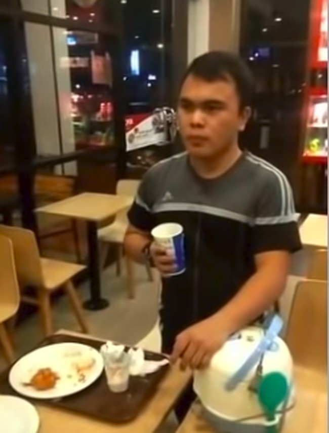 Kocak! Ini 5 Orang yang Buat Prank Bawa Rice Cooker ke Resto Fast Food