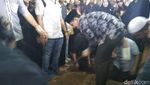 Momen Haru Zumi Zola Menangis Saat Gali Makam Ayahnya