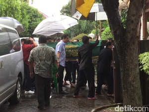 Tangis Ayu Dewi Iringi Pemakaman Ibunda
