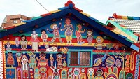 Karena rasa bosan akibat sedikitnya tetangga yang masih tinggal di lingkungannya, ia mulai mengecat rumah dan lingkungan sekitarnya. Dok. Instagram