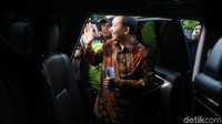 Para tersangka dari jajaran Pemkab Bekasi diduga menerima Rp 7 miliar terkait dengan perizinan proyek Meikarta. Duit itu disebut sebagai bagian dari fee fase pertama yang bernilai total Rp 13 miliar.