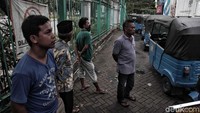 Antrean pengisian bahan bakar gas mengular panjang. Antrean pengisian bahan bakar gas mengular panjang.