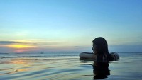 Kangen liburan, tulis Sirin di Instagram. Tuh traveler, siapa yang mau ngajak Sirin liburan? (Instagram/@sirinlily)  