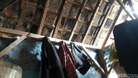 Di beberapa sisi dinding gubuk itu pun terlihat bolong, begitu pula dengan atapnya. Kala hujan tak jarang atap gubuk Pak Bunah bocor dan membuatnya tak bisa tidur.
