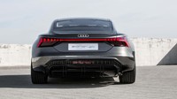 Tidak seperti 2 pendahulunya, mobil memiliki arsitektur flat floor yang memberikan pusat gravitasi yang rendah. Ini membuat mobil lebih asyik dikendarai. Pool/Audi.