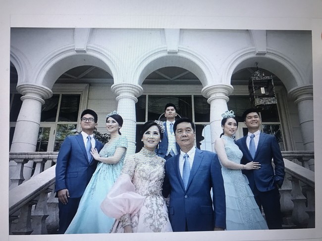 Ratusan kue, coklat dan permen disusun cantik di pojok makanan manis atau sweet corner yang ditempatkan sepanjang altar. Kabarnya seluruh makanan manis itu didatangkan langsung dari Singapura. Foto: dok. Screenshot Instagram @MorenoPhotography